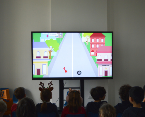 Durante una lezione di educazione stradale in una classe di terza elementare della Canadian School di Firenze è proiettato un cortometraggio per bambini sul comportamento da adottare in città e per la strada.